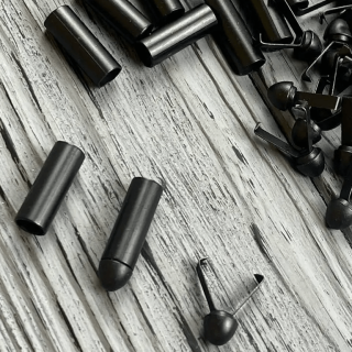 Чорний наконечник шнурка фото